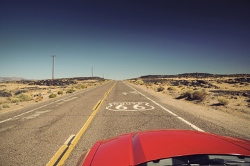 uitzicht vanaf de rode auto op de beroemde Route 66 in de Californische woestijn, VS, Vintage gefilterde stijl