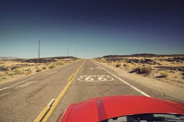 Foto op Plexiglas Route 66 uitzicht vanaf de rode auto op de beroemde Route 66 in de Californische woestijn, VS, Vintage gefilterde stijl