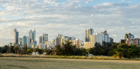 Fototapeta na wymiar Blick auf die Skyline von Perth von Heirisson Island ueber den Swan River, Skyline von Perth, Australien, Westaustralien, Western Australia