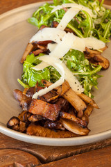 mushroom salad with bacon and arugula