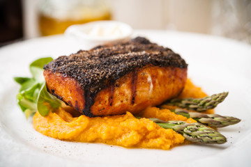 Salmon steak with asparagus