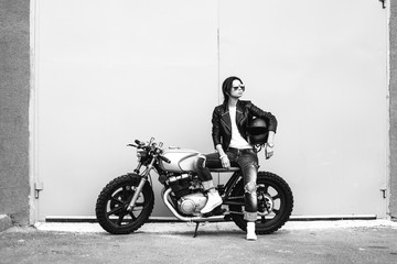 Naklejka premium Biker woman in leather jacket on motorcycle