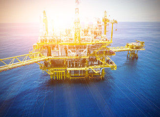Offshore oil refinery