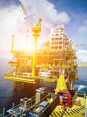 Offshore oil refinery
