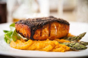 Salmon steak with asparagus