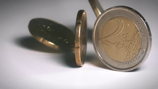 Pi&egrave;ces de monnaie euro en slow motion 1500fps