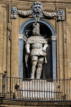 Statue of the Spanish king of Sicily Philip III on the facade of the Quattro Canti square built in 1608-20 by Giulio Lasso.