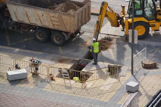 obreros excavando una zanja en la calle
