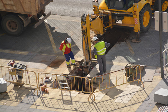 obreros trabajando en la calle