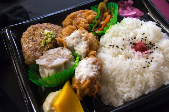 コンビニ弁当。一人暮らしの食事イメージ。自