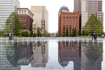 reflection water of construction in downtown cleveland. - obrazy, fototapety, plakaty