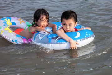 Obraz premium Asian Chinese little kids playing in the water