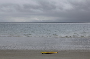 Sur la plage abandonnée...