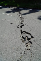 熊本地震で陥没亀裂した道路