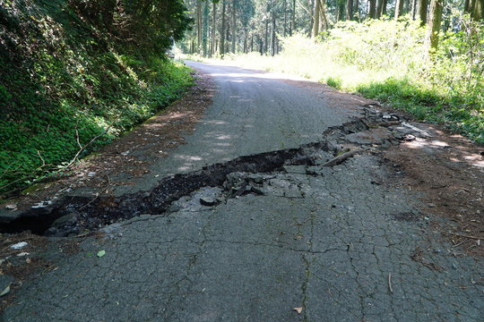 熊本地震で陥没亀裂した道路　熊本県南阿蘇村