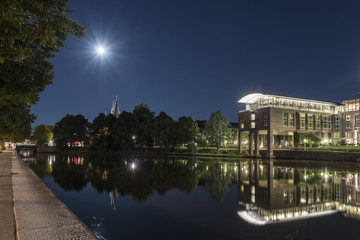 Fototapeta premium Untertrave in Lübeck mit Blick auf Radisson Blu Senator Hotel
