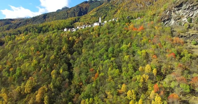 Villaggio nel bosco - Autunno in Valtellina - Primolo (Valmalenco) Vista aerea