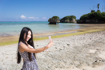 スマホで自撮りをする女性
