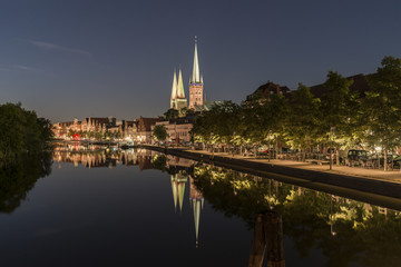 Fototapeta na wymiar Obertrave in Lübeck bei Nacht