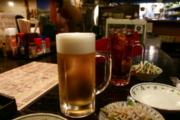 ビールジョッキとウーロンハイグラス。飲み会