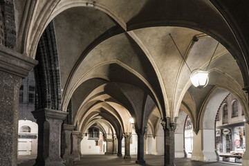 Fototapeta premium Kreuzrippengewölbe des Arkadendurchgangs am Rathaus in Lübeck
