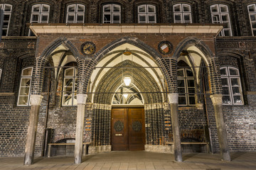 Obraz premium Rathaus in Lübeck bei Nacht