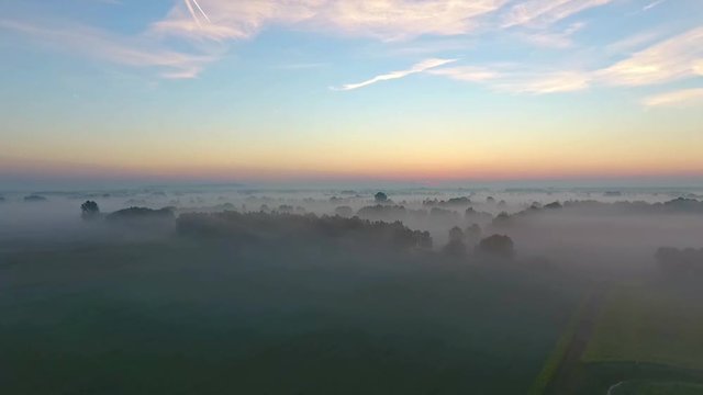 Luftaufnahme - Sonnenaufgang mit Morgennebel