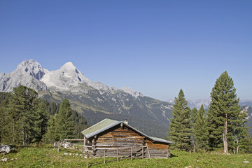 Fototapeta na wymiar Almhütte im Wettersteingebirge