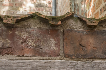 Abdrücke an Ziegel im Bäckergang in Lübeck
