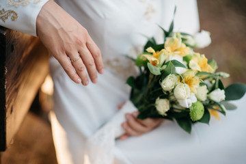 Obraz na płótnie Canvas bridal bouquet in hands