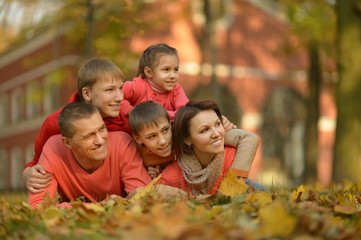 Fototapeta premium Family relaxing in autumn park