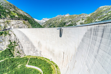 Staumauer Kölnbreinsperre am Fuße des Bergs Gamskarnock bei Malta in Österreich