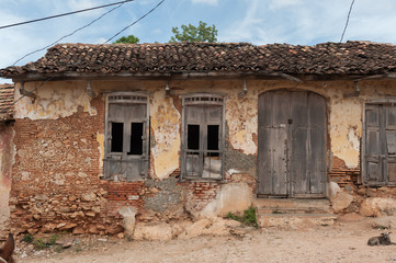 Fototapeta na wymiar Ruined shack house in Trinidad, Cuba