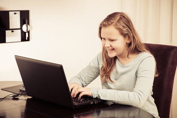 Naklejka premium monochrome portrait young pretty girl using the laptop
