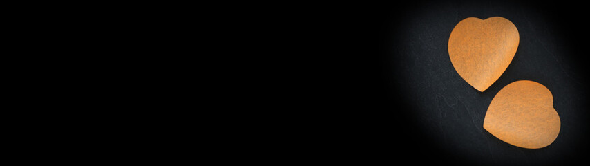 Cœurs en papier orange sur fond ardoise de nuit