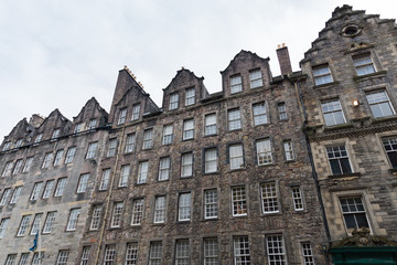 Fototapeta na wymiar Historical architecture in the street of the Old Town in Edinburgh, Scotland