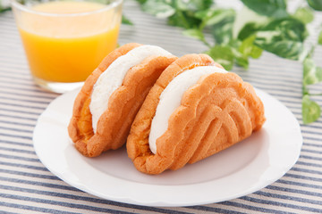 ワッフルとオレンジジュース