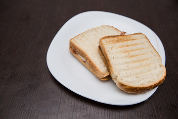 toast in un piatto