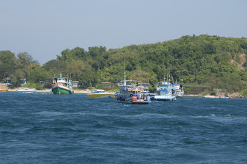 Fototapeta na wymiar Recreational boats near with Koh-Larn island, Pattaya, Thailand