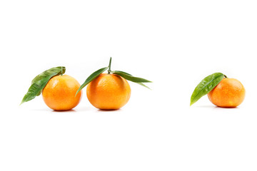 Mandarinas  clementinas sobre fondo blanco aislado. Vista de frente. Copy space