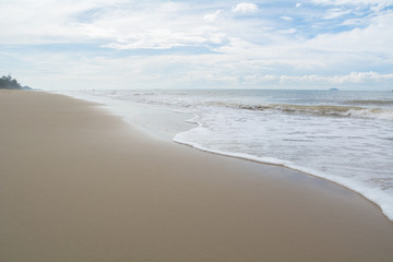 Fototapeta na wymiar Tropical beach of thailand with incoming wave.