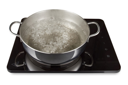 Casseruola con acqua bollente
