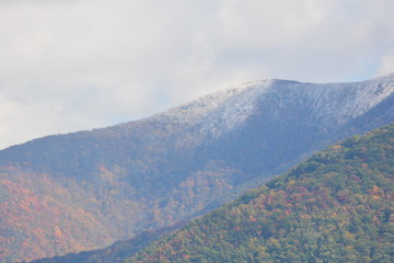 Fototapeta premium Cień i słońce na mroźnym szczycie góry