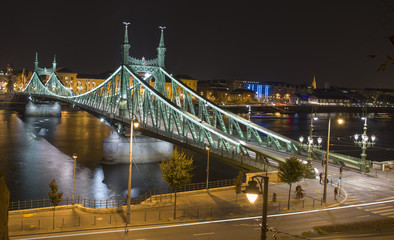 Obraz premium Budapest, the Szabadság híd in the night