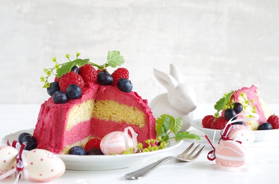 rosa Buttercremetorte mit Beeren zu Ostern