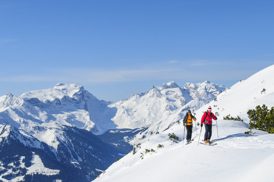 Zwei Skitourengeher im Montafon 