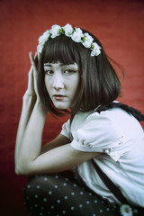 Retrato de estudio de una chica joven japonesa con moda urbana estilo kawaii 