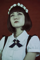 Retrato de estudio de una chica joven japonesa con moda urbana estilo kawaii 