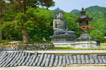 Fototapeta na wymiar Giant statue of Buddha and memorial plates in the Sinheungsa Tem