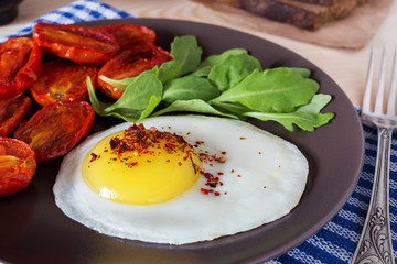 Fried egg with rocket salad and tomatoes